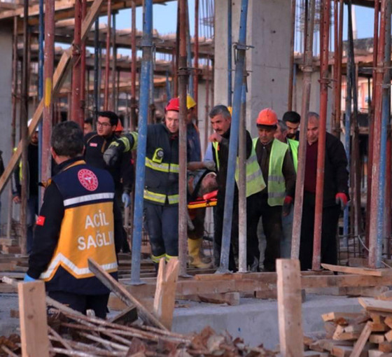 Mardin'de inşaat iskelesinin çökmesi sonucu 5 işçi yaralandı