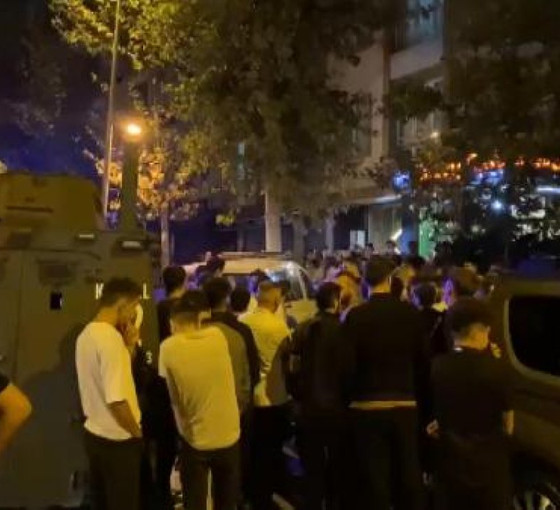 Esenyurt'ta bir kafede boğazından bıçaklanan kişi öldü