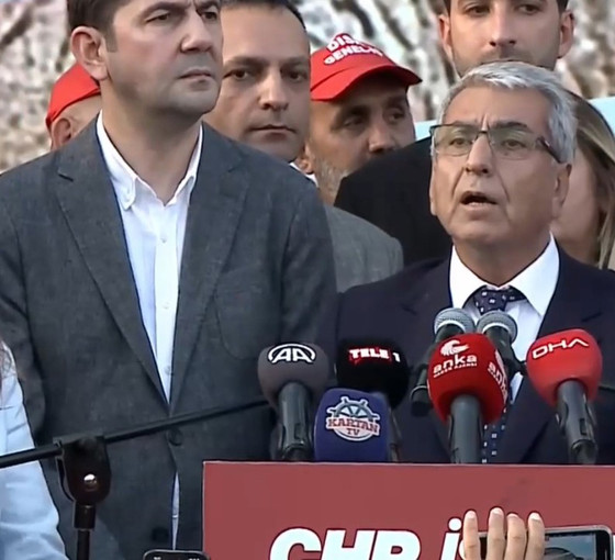 Canpolat'tan CHP İstanbul İl Binası önünde adaylık açıklaması: Siz bu mücadeleye hazır mısınız?