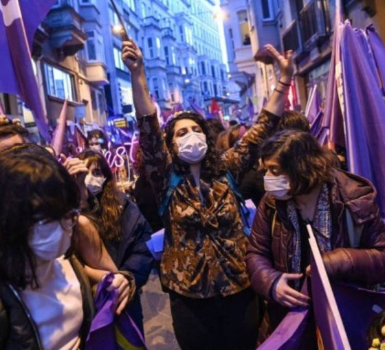 Feminist Gece Yürüyüşü'ne katıldıkları için yargılananlar beraat etti