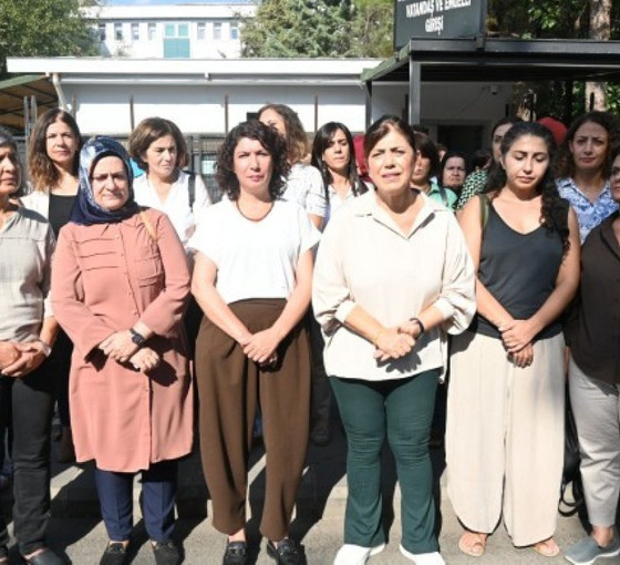 Köpek ile işkence eden polis 'basit yaralama'dan yargılanıyor