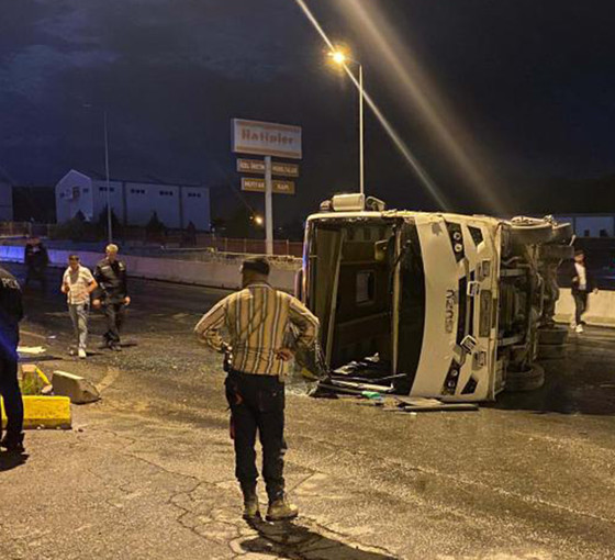 Kayseri'de fabrika işçilerinin taşındığı servis midibüsü devrildi: 6 yaralı