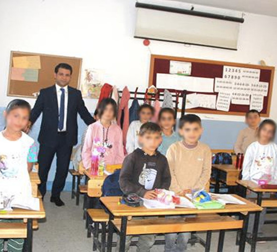Van'da AKP ilçe başkanın köy okulunu ziyaret etmesine tepki gösteren Eğitim Sen: Siyaseti okullara kadar taşıdılar