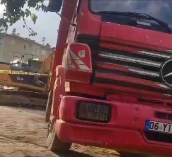 Elazığ'da iş makinesi ile kamyonun arasına sıkışan işçi öldü