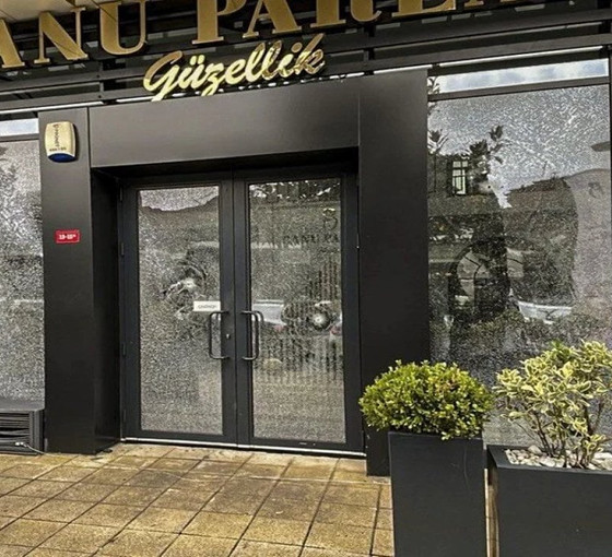 Silahlı motosikletli saldırganlar kafe ve güzellik salonunu hedef aldı, bir kişi öldürüldü