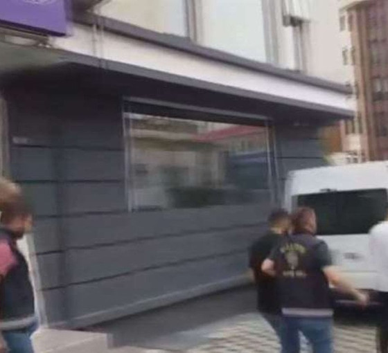 Maltepe'de geri dönüşüm deposunda 15 ruhsatsız silah yakalandı: Dört kişi gözaltına alındı