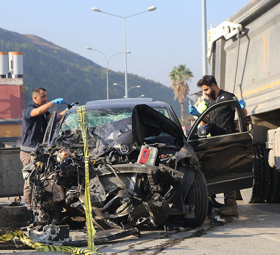 Hatay'da otomobille çöp kamyonu arasına sıkışan temizlik işçisi öldü