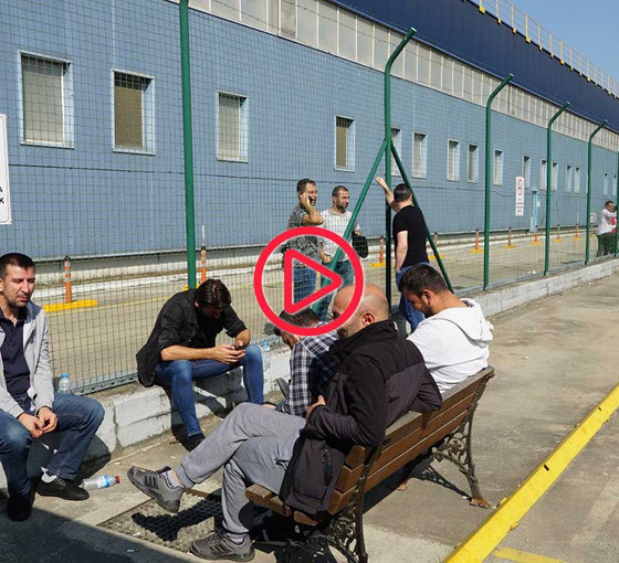 Kendilerini fabrikaya kapatan Bekaert işçilerine yemek verilmedi