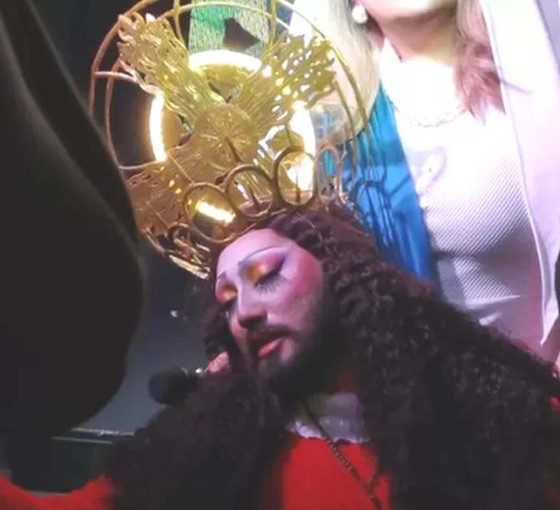 Filipinler'de İsa peygamberi taklit eden 'Drag Queen'e tutuklama: 'İstenmeyen kişi' ilan edildi