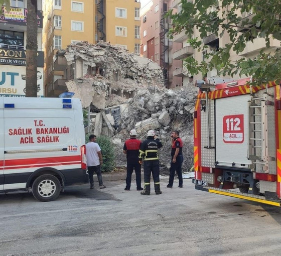 Urfa'da hasarlı bina yıkımında göçük: Kepçe operatörü yaralandı