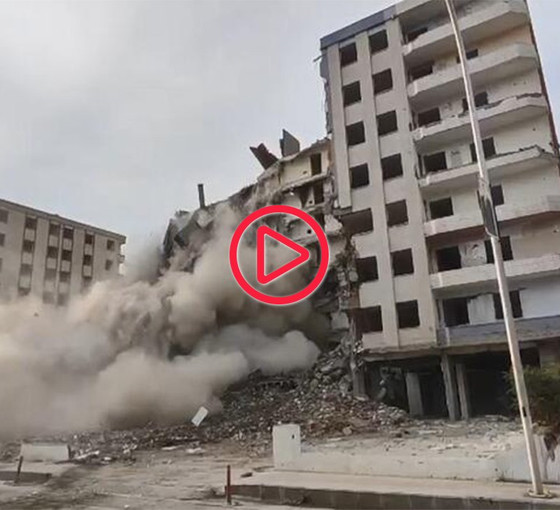 Diyarbakır’da ağır hasarlı bina, 'kontrollü' yıkım sırasında çöktü