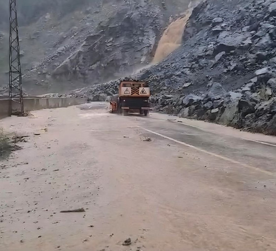 Artvin'de şiddetli yağış: Heyelan nedeniyle bazı yollar ulaşıma kapandı