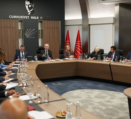 Kılıçdaroğlu, CHP Genel Merkezi'nde bir grup milletvekiliyle görüştü