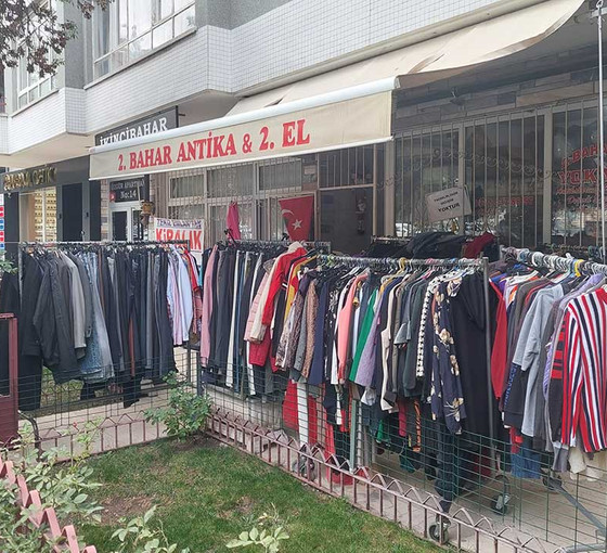 Giysi almak zorlaştı, ikinci ele ve ve terzilere rağbet arttı: 'Kaliteli değil ama şu kışı çıkartsam yeter'