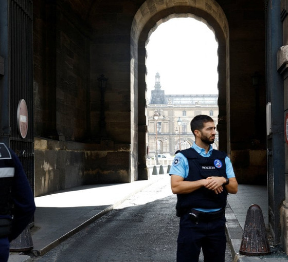 Fransa 'terörle mücadele' için 7 bin asker görevlendiriliyor: Louvre Müzesi bomba ihbarı sonrası kapatıldı