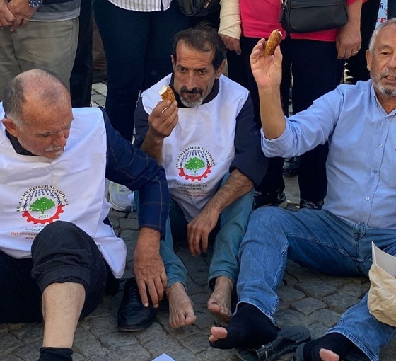 Emekliler 5 bin TL'lik ikramiyeyi İzmir'de protesto etti: Yürüyüşe polis engeli