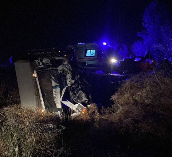 Isparta'da otomobille kamyonetin çarpıştığı kazada beş kişi öldü