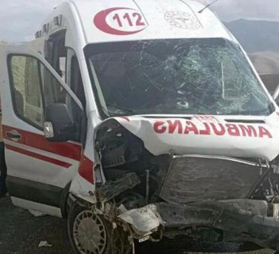Van'da hasta taşıyan ambulans kaza yaptı: Dört yaralı