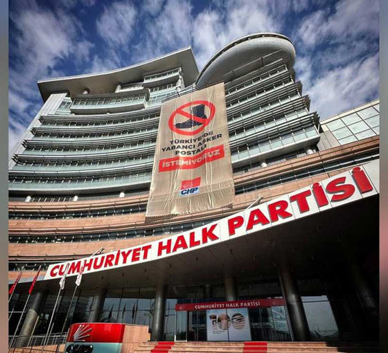 CHP Genel Merkezi'ne, "Türkiye'de yabancı asker postalı istemiyoruz" pankartı asıldı