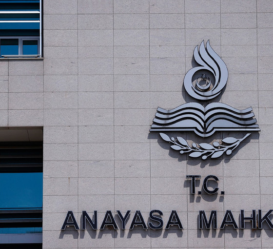 AYM üç siyasi partinin 'kapanması'na karar verdi