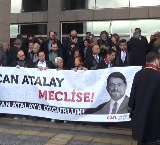 Avukatlardan adliye önünde Can Atalay için açıklama: Gezi Davası kararı, tarihe kara karar olarak geçecek bir yargı garabetidir