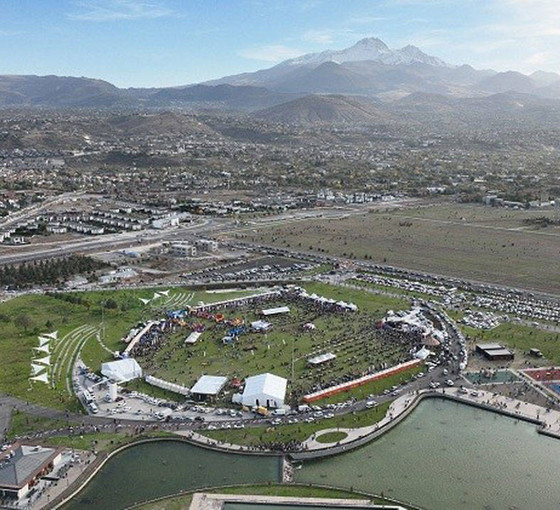 Kayseri'deki RTE Millet Bahçesi'ne 1,2 milyon TL’lik dekoratif şemsiye