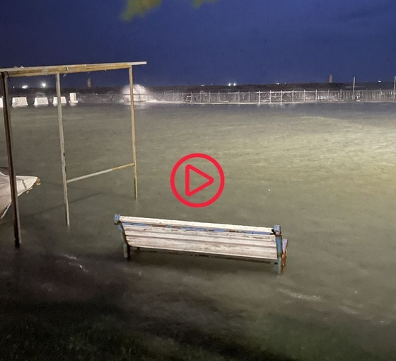 Tekirdağ'da deniz taştı: Sahil şeridini su bastı, banklar yerinden söküldü