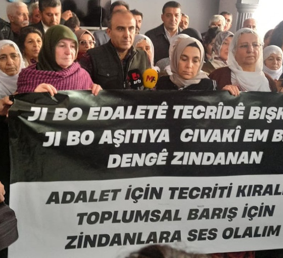 Tutuklu aileleri tecride karşı 'Adalet Nöbeti' başlattı