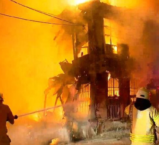 Beyoğlu'nda 3 katlı ahşap binadaki yangın söndürüldü