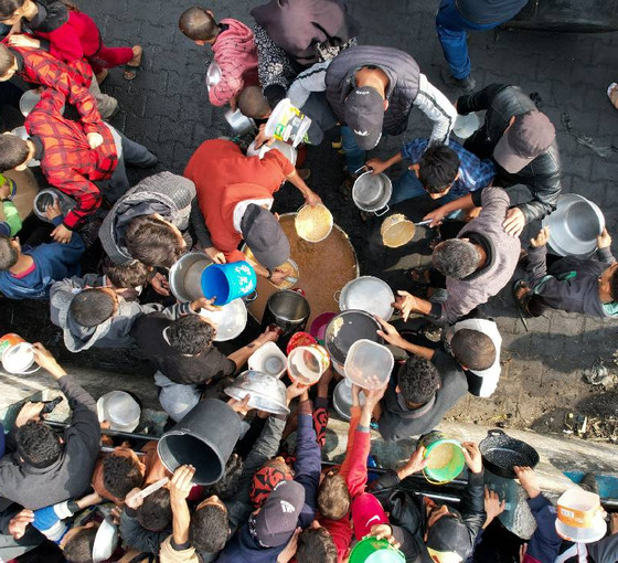 Açlıktan ölümle savaşan Filistinliler yardım kamyonlarını yollarda durduruyor: İsrail'deki kapı nihayet yardım geçişine açıldı
