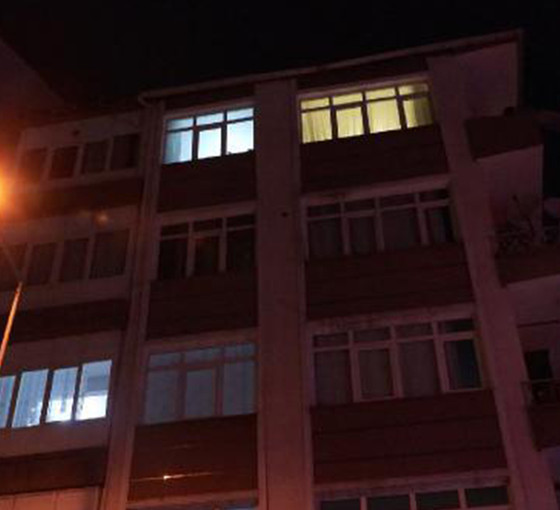 Güngören'de bir bina 4.1'lik Yalova depreminde hasar gördüğü için boşaltıldı