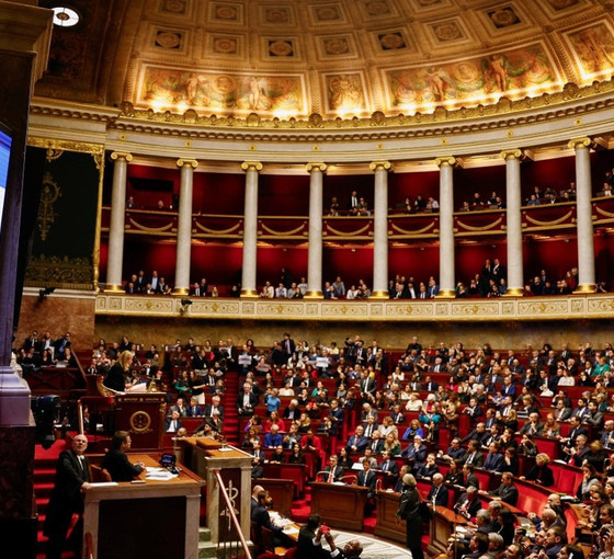 Fransa'da sağa kayışın ayak sesleri: Tartışmalı göçmen yasası onaylandı, Macron'un partisi bölündü