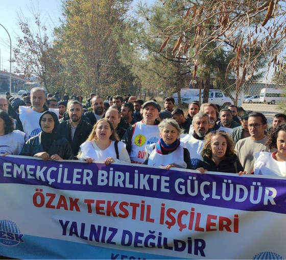 Özak işçilerinin direnişine sendikalardan destek: 'Patron, direnişi kırmak için işçilere yüksek tazminat teklif ediyor'