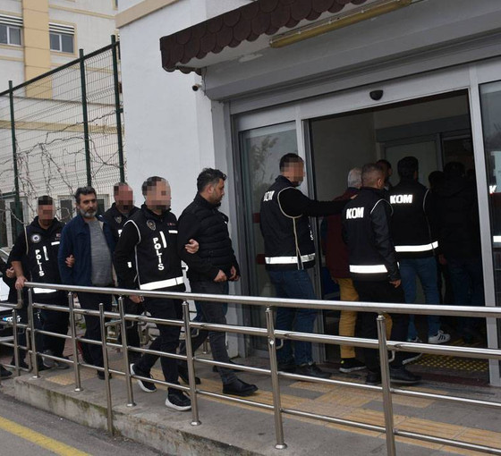 Adana Büyükşehir Belediyesi'ne operasyon: Gözaltına alınan 10 kişi adliyeye sevk edildi