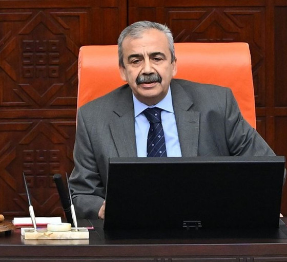 Genel Kurul'da rahatsızlanan Sırrı Süreyya Önder, hastaneye kaldırıldı