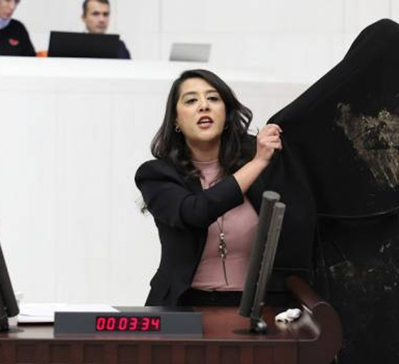 Özak direnişi Meclis'te: 'Bu palto işçilere reva gördüğünüz barbarlığı gösteriyor'