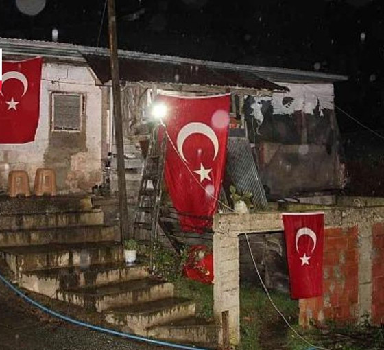 Neden hep yoksulluk dökülen evlerden aşağı sarkıtılıyor bayrak!