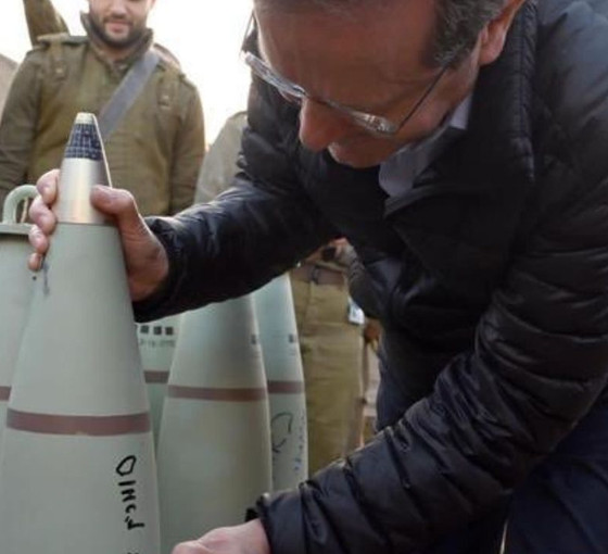İsrail Cumhurbaşkanı Herzog'un mermi üzerine not yazması tepki çekti