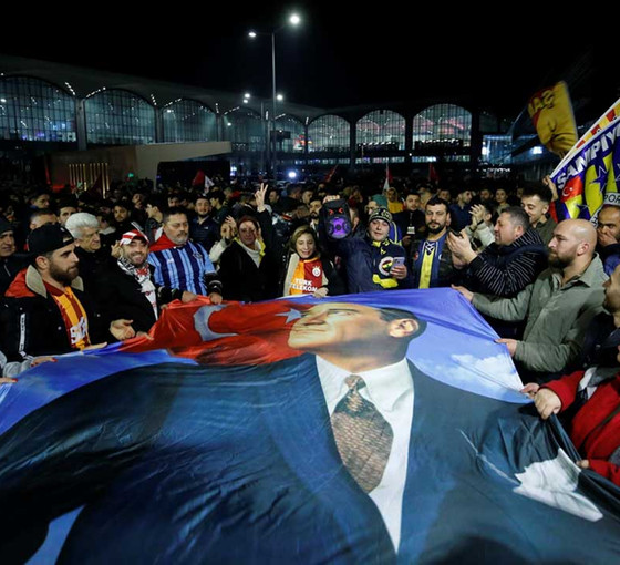 Galatasaray ve Fenerbahçe kafilesi İstanbul'a döndü