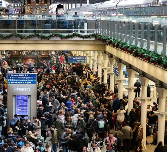 Eurostar tünelini su bastı, Avrupa'da yılbaşı öncesi binlerce kişi yolda kaldı