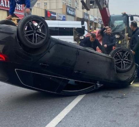 Polisten kaçan araç takla attı: Plaka sahte çıktı, uyuşturucu ve silah bulundu