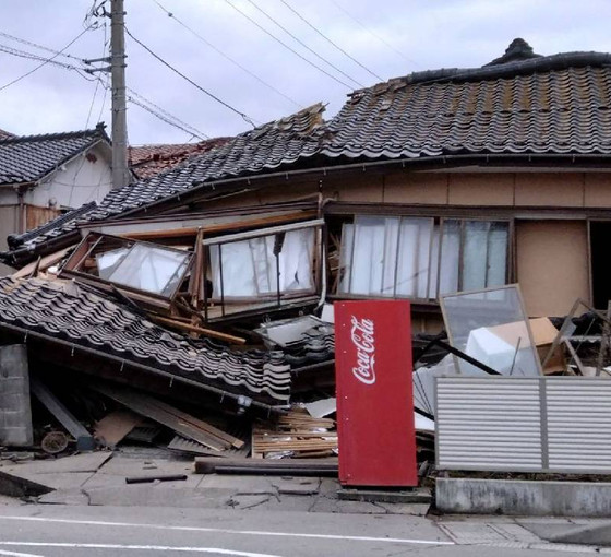 Japonya'da 7.6 büyüklüğünde deprem tsunami tetikledi, halka kıyı bölgelerini terk etme uyarısı yapıldı