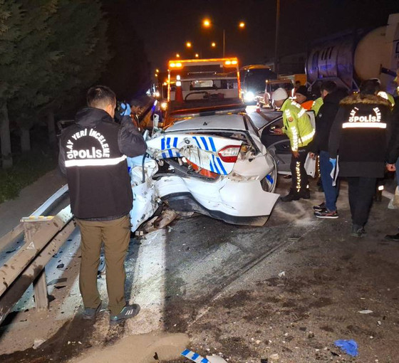 Kaçak göçmenleri taşıyan araç, polis aracına çarptı: Dördü polis, 18 yaralı