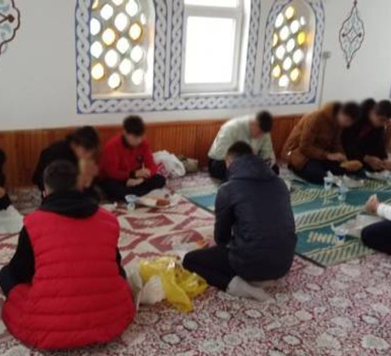 Eğitimde 'ÇEDES' dönemi: Suluova'da lise öğrencilerine camide öğle yemeği