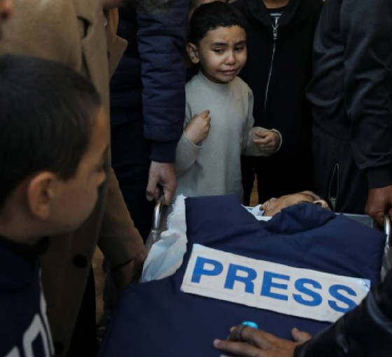 Gazze'de ölü sayısı 22 bin 722'ye çıktı: Filistinli gazeteci, İsrail saldırısında ailesinin öldürüldüğü haberini geçti