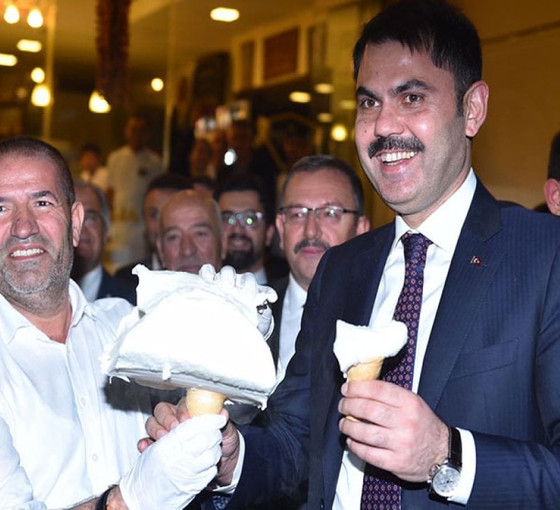 İBB adayı Kurum'un Ezgi Apartmanı'nda kolon kesilen pastanenin sahibiyle fotoğrafı gündem oldu