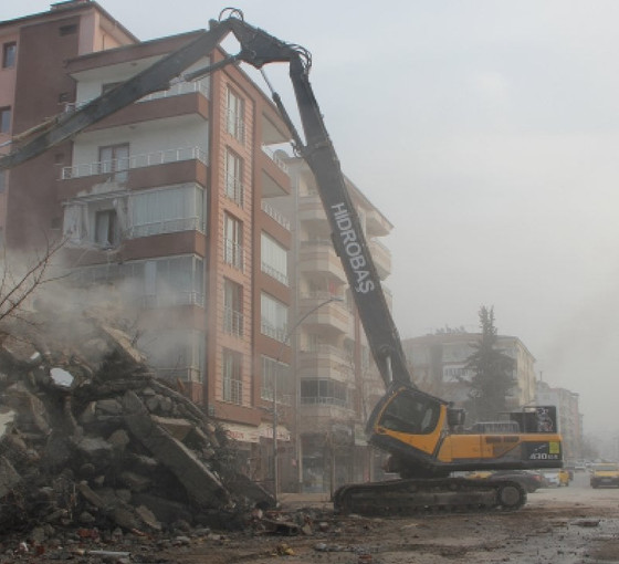 Malatya'da enkaz kaldırma çalışmaları sürüyor: 'Asbestte neden olan toz bulutu, kanser riskini artırıyor'