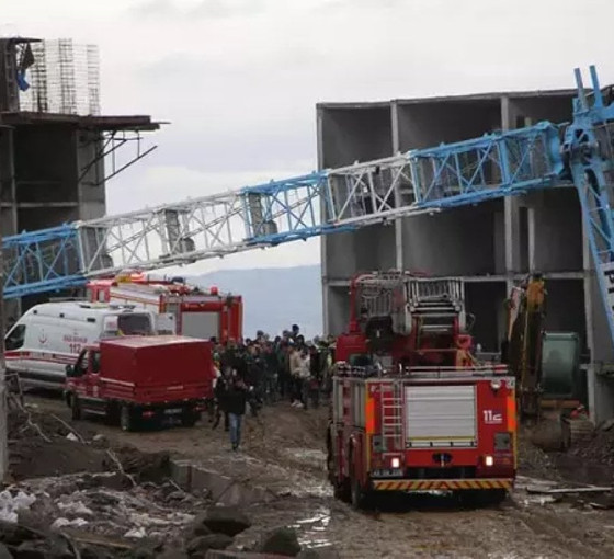 Manisa'da iş cinayeti: Devrilen vinçte sıkışan işçi öldü