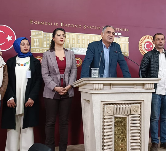 Özak Tekstil işçileri Meclis'ten seslendi: 'Ürettiğimiz servetten küçük bir pay istedik, camiden bile attılar'