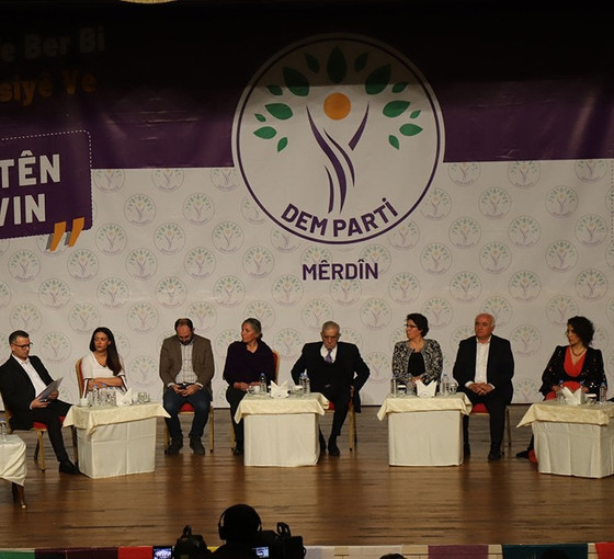 DEM Parti Mardin Büyükşehir Belediye Eşbaşkan aday adayları kendini tanıtıyor